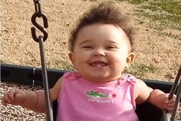 Bé gái tử vong vì bố mẹ vô tình để con trong ô tô 16 tiếng