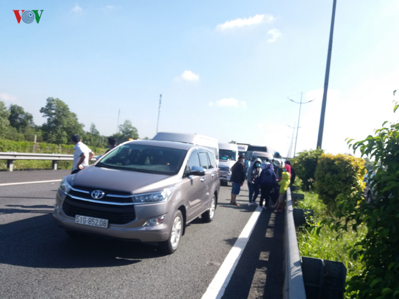 7 ô tô tông liên hoàn trên cao tốc, hơn 100 người thoát nạn hình 1 7 o to tong lien hoan tren cao toc, hon 100 nguoi thoat nan hinh 1