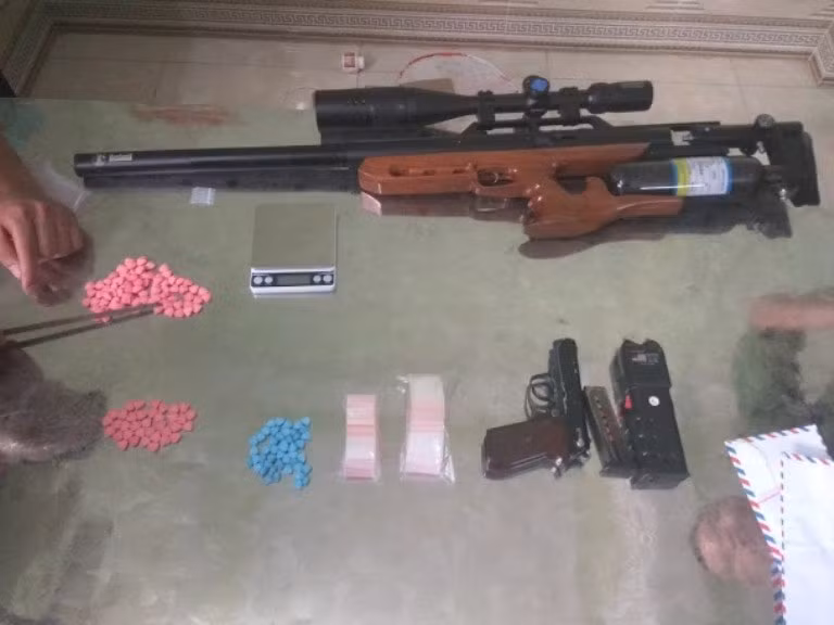 bắt nhóm "kiều nữ" sử dụng ma túy trong khách sạn, thu nhiều vũ khí hình 3 bat nhom "kieu nu" su dung ma tuy trong khach san, thu nhieu vu khi hinh 3