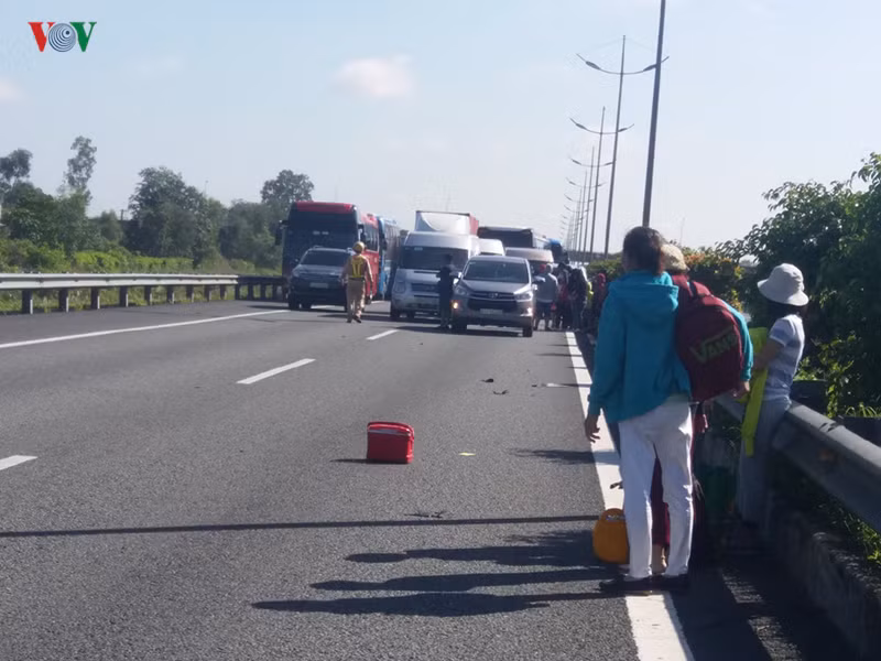 7 o to tong lien hoan tren cao toc, hon 100 nguoi thoat nan hinh 2