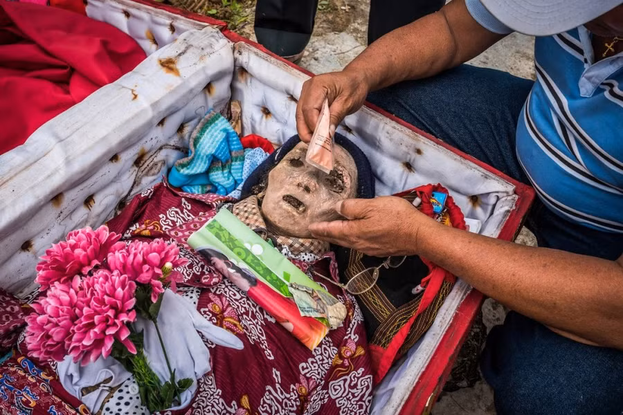 Bộ lạc văn minh nhưng có tập tục mai táng rùng rợn nhất thế giới: Sống chung với xác chết đến khi nào con cháu đủ tiền tỷ làm đám ma thì chôn - Ảnh 4.