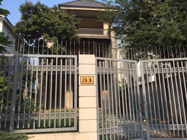 Cảnh tượng ám ảnh trong biệt thự tiền tỷ, cỏ mọc um tùm ở Sài Gòn