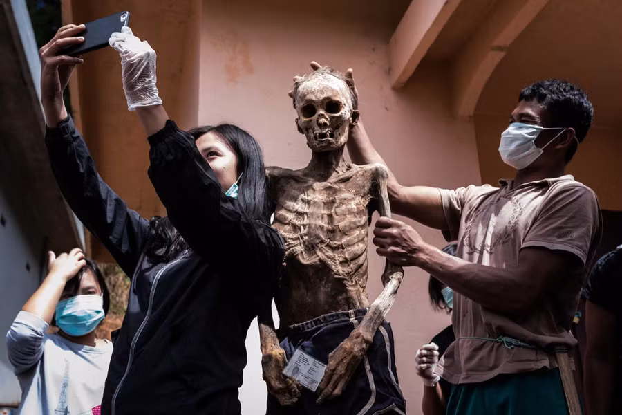 Bộ lạc văn minh nhưng có tập tục mai táng rùng rợn nhất thế giới: Sống chung với xác chết đến khi nào con cháu đủ tiền tỷ làm đám ma thì chôn - Ảnh 10.