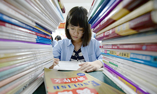 Một nữ sinh Trung Quốc ôn luyện cho kỳ thi đại học gaokao. Ảnh:AFP Một nữ sinh Trung Quốc ôn luyện cho kỳ thi đại học gaokao. Ảnh: AFP