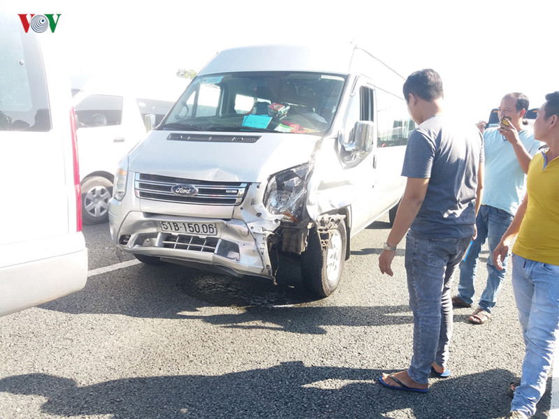 7 ô tô tông liên hoàn trên cao tốc, hơn 100 người thoát nạn hình 4 7 o to tong lien hoan tren cao toc, hon 100 nguoi thoat nan hinh 4