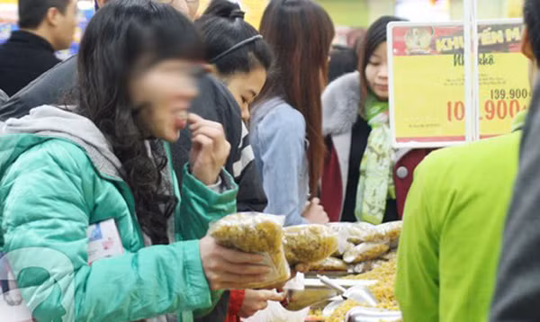 Vào siêu thị, xé tan chùm vải ăn luôn ngay trước biển Vào siêu thị, xé tan chùm vải ăn luôn ngay trước biển