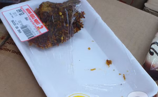 Vào siêu thị, xé tan chùm vải ăn luôn ngay trước biển Vào siêu thị, xé tan chùm vải ăn luôn ngay trước biển