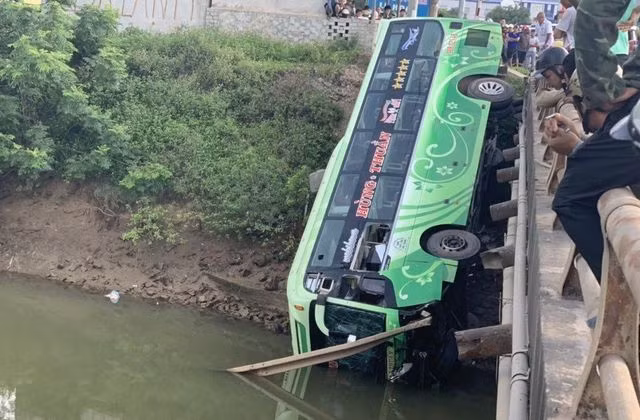 Tạm giam tài xế xe khách lao xuống sông khiến 2 người chết - 1