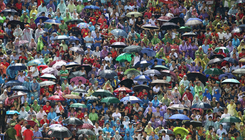 CĐV Việt Nam dầm mưa cổ vũ cho hai đội. Ảnh: Lâm Thoả