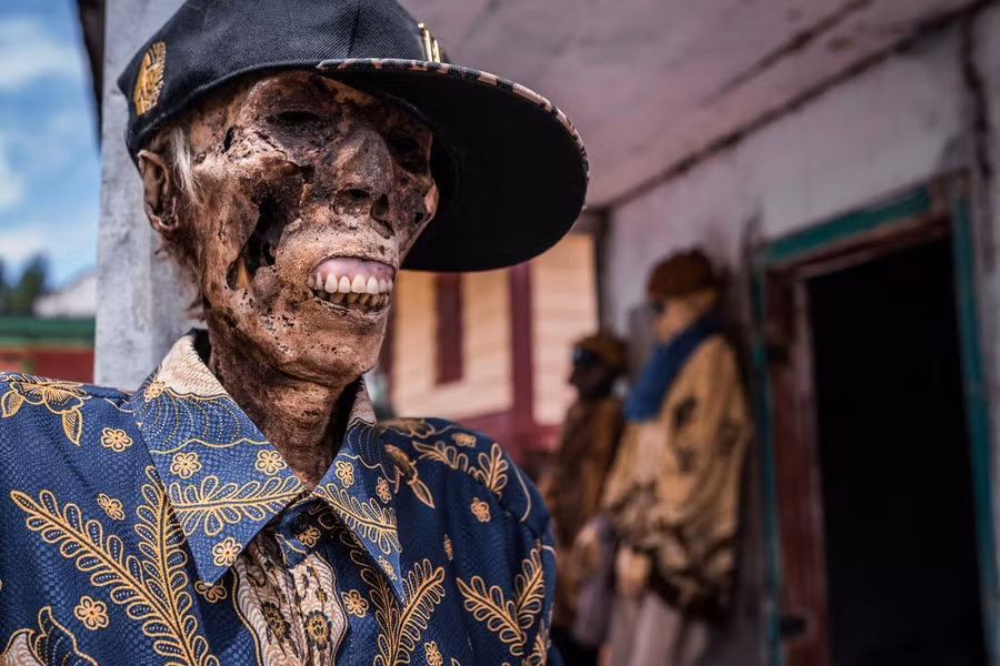 Bộ lạc văn minh nhưng có tập tục mai táng rùng rợn nhất thế giới: Sống chung với xác chết đến khi nào con cháu đủ tiền tỷ làm đám ma thì chôn - Ảnh 15.