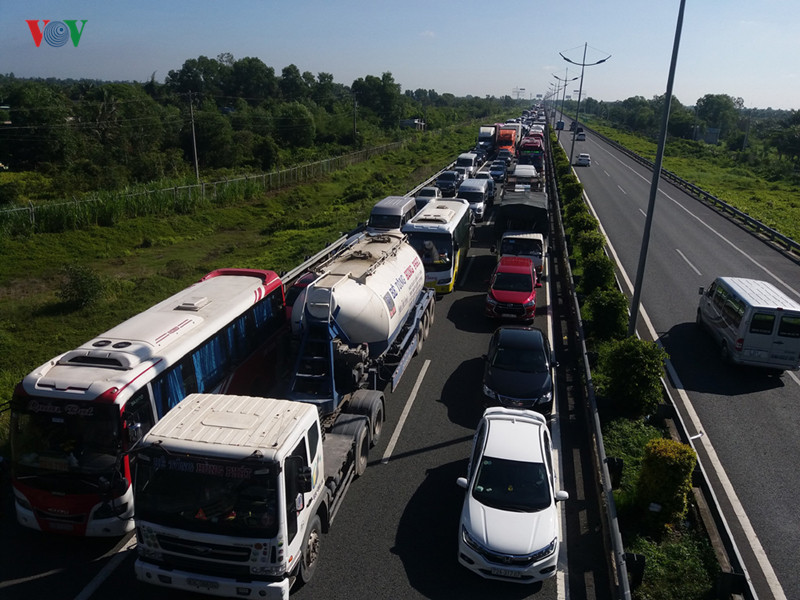 7 ô tô tông liên hoàn trên cao tốc, hơn 100 người thoát nạn hình 5 7 o to tong lien hoan tren cao toc, hon 100 nguoi thoat nan hinh 5