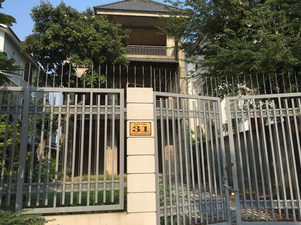 Cảnh tượng ám ảnh trong biệt thự tiền tỷ, cỏ mọc um tùm ở Sài Gòn ảnh 1 Cảnh ám ảnh trong biệt thự tiền tỷ, cỏ mọc um tùm ở Sài Gòn