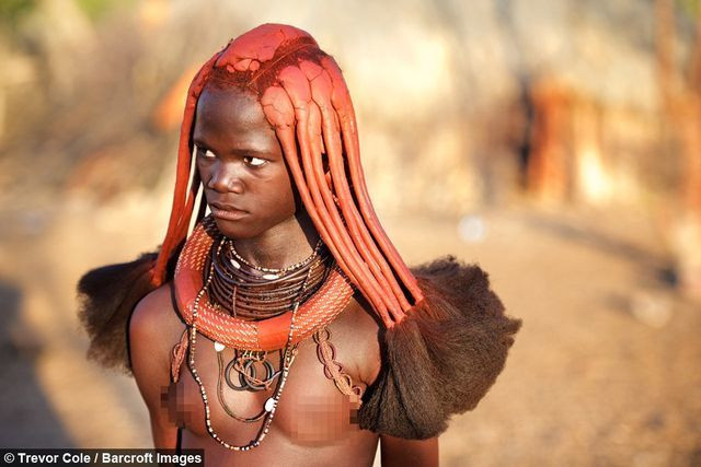 Bộ tộc kỳ lạ nơi phụ nữ để ngực trần, cả đời không tắm bằng nước