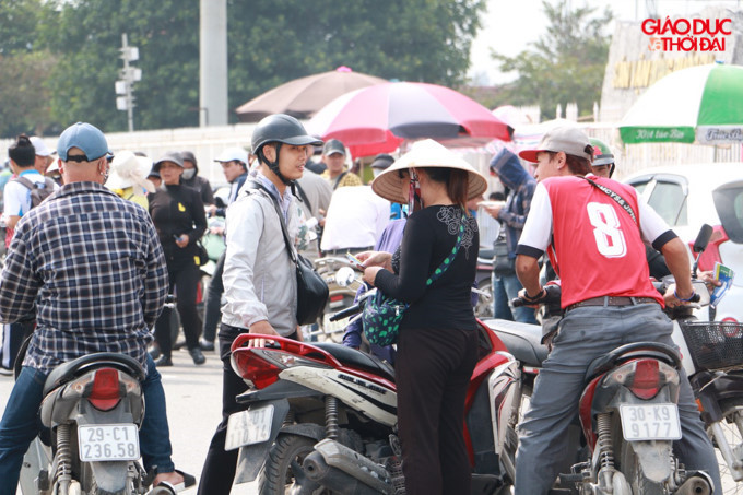 Một khách hàng mua vé từ cò vé cho biết: “Tôi mới mua một cặp vé ở khán đài C với giá 1,6 triệu để đi ra cổ vũ cho các cầu thủ. Tuy biết là đắt nhưng tôi vẫn mua vì không kịp mua khi mở bán. Tôi mua cho người nhà, chứ bản thân không có ý định đến sân vào ngày mai”.