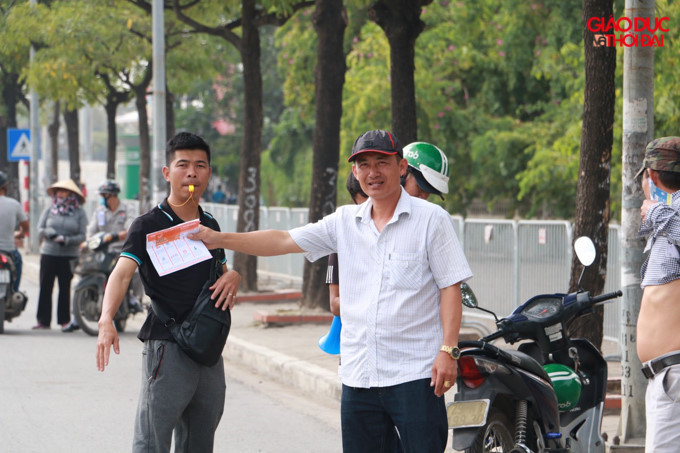 Cò vé hoạt động rất nhiều quanh khu vực Mỹ Đình, từ cổng trụ sở VFF đến cổng sân Mỹ Đình.