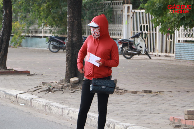 Trên tay cò vé có rất nhiều loại vé, giá vé vị trí đẹp lên tới cả chục triệu đồng.