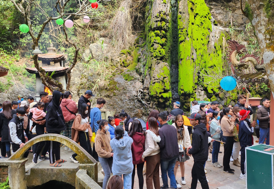 Du khách chen chân lên xin nước thánh tại Phủ Na (xã Xuân Du, huyện Như Thanh).