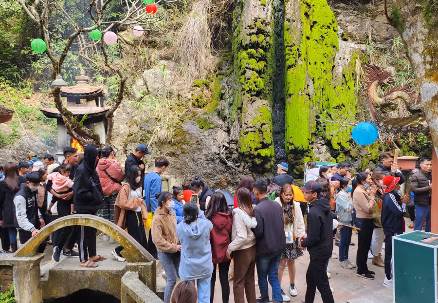 Du khách chen chân lên xin nước thánh tại Phủ Na (xã Xuân Du, huyện Như Thanh).