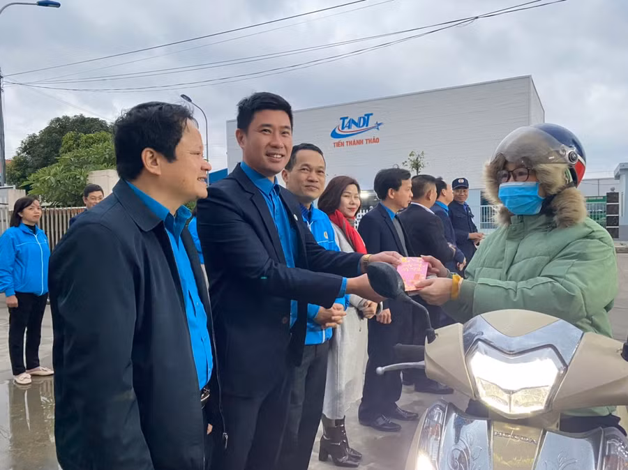 Công nhân phấn khởi nhận lì xì trong ngày đi làm đầu tiên của năm mới.