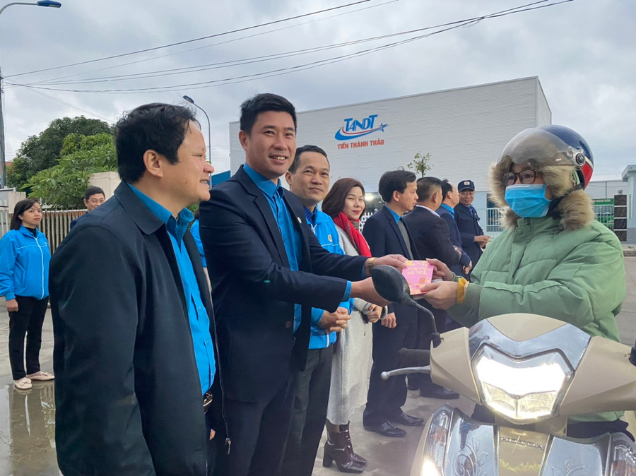 Công nhân phấn khởi nhận lì xì trong ngày đi làm đầu tiên của năm mới. Công nhân phấn khởi nhận lì xì trong ngày đi làm đầu tiên của năm mới.