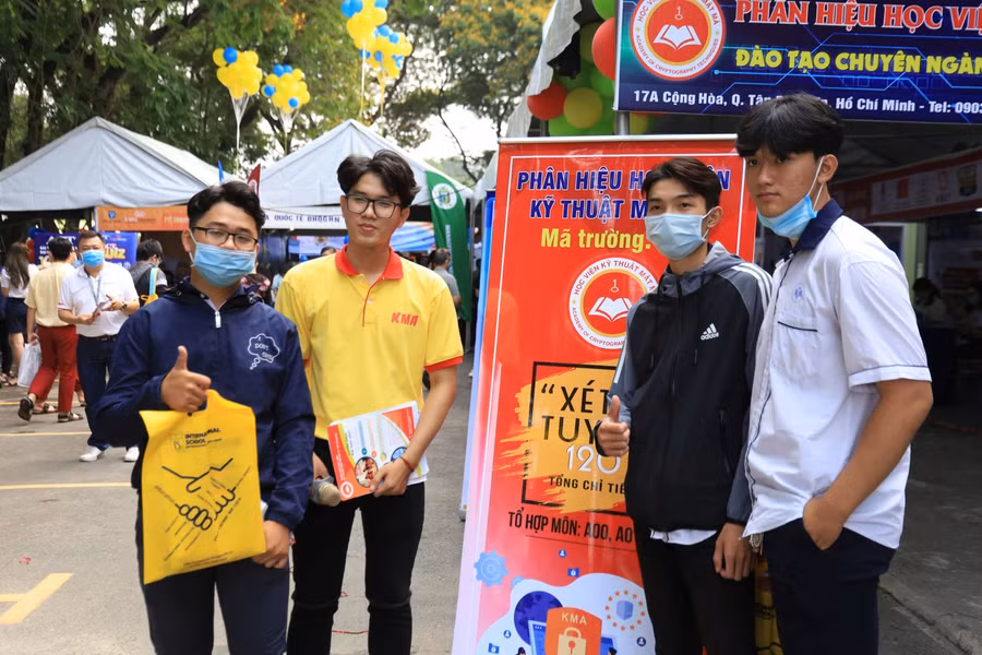 Học sinh tham gia ngày hội tư vấn tuyển sinh – hướng nghiệp năm 2021.