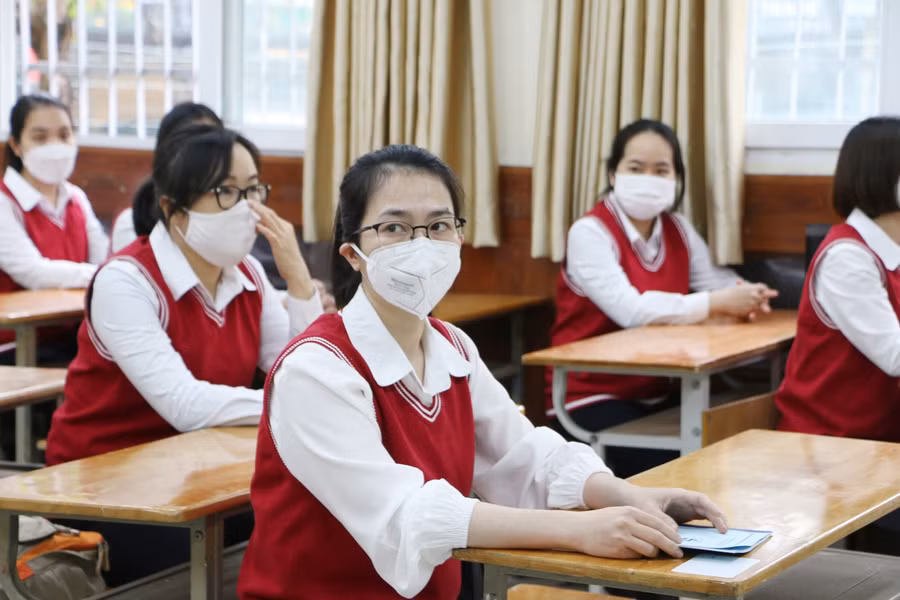 Khi thấy học sinh ho, sốt hay nghi nhiễm Covid-19, giáo viên cần báo cho ban giám hiệu để xử lý kịp thời.