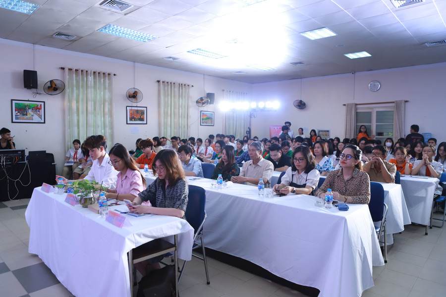 Sự cổ vũ nhiệt tình của khán giả phía dưới là động lực thi đấu cho các đội chơi trên sân khấu. Sự cổ vũ nhiệt tình của khán giả phía dưới là động lực thi đấu cho các đội chơi trên sân khấu.