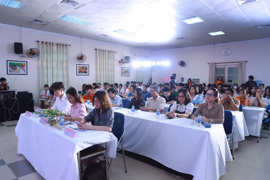 Sự cổ vũ nhiệt tình của khán giả phía dưới là động lực thi đấu cho các đội chơi trên sân khấu.