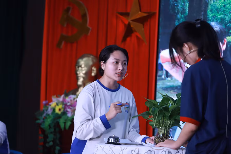 Bảng B là cuộc so tài giữa Đội PUZZLES đến từ Trường THPT Chu Văn An và Đội IKONOCLAST của Trường THPT Đoàn Thị Điểm.