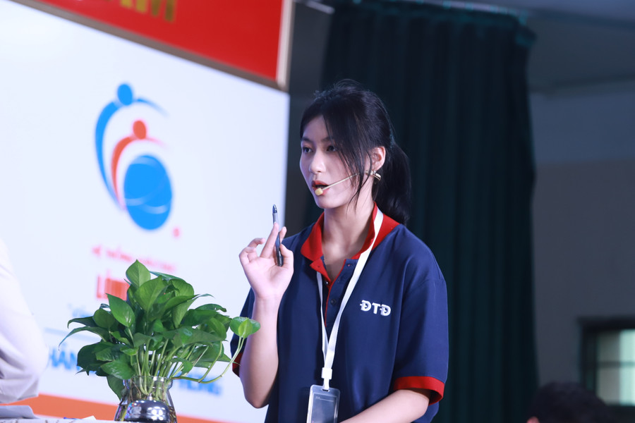 Thí sinh của Đội IKONOCLAST của Trường THPT Đoàn Thị Điểm tranh biện. Thí sinh của Đội IKONOCLAST của Trường THPT Đoàn Thị Điểm tranh biện.