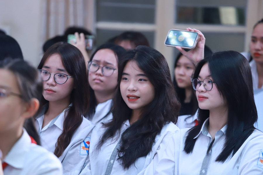 Sự cổ vũ nhiệt tình của khán giả phía dưới là động lực thi đấu cho các đội chơi trên sân khấu. Sự cổ vũ nhiệt tình của khán giả phía dưới là động lực thi đấu cho các đội chơi trên sân khấu.