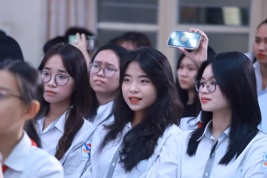 Sự cổ vũ nhiệt tình của khán giả phía dưới là động lực thi đấu cho các đội chơi trên sân khấu.