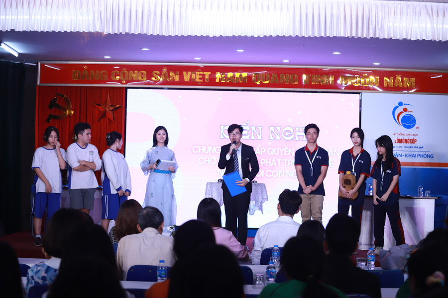 Bảng B là cuộc so tài giữa Đội PUZZLES đến từ Trường THPT Chu Văn An và Đội IKONOCLAST của Trường THPT Đoàn Thị Điểm. Bảng B là cuộc so tài giữa Đội PUZZLES đến từ Trường THPT Chu Văn An và Đội IKONOCLAST của Trường THPT Đoàn Thị Điểm.