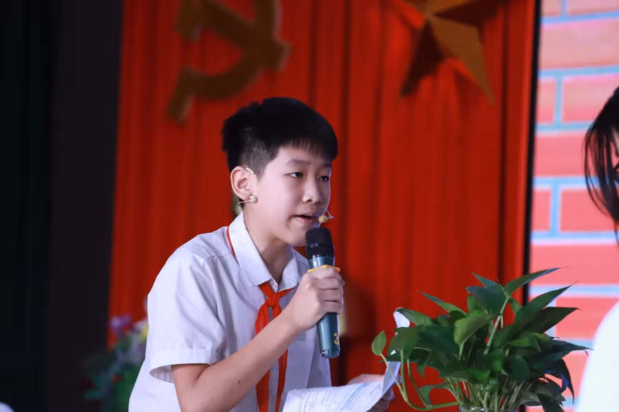 Màn so tài của hai đội Đội MRT của Trường THCS&amp;THPT M.V. Lômônôxốp và Đội Trường THCS Nguyễn Du - Nam Từ Liêm.