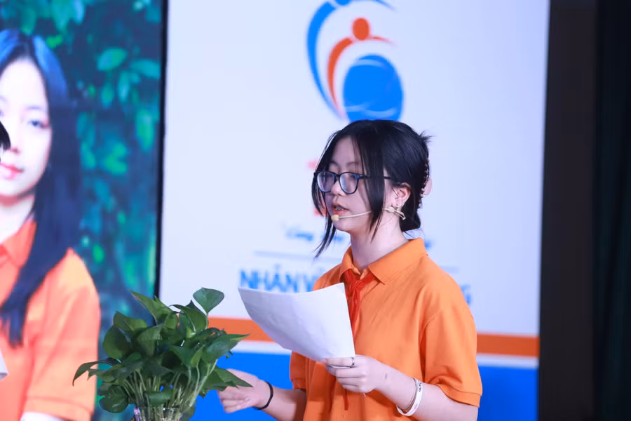 Màn so tài của hai đội Đội MRT của Trường THCS&amp;THPT M.V. Lômônôxốp và Đội Trường THCS Nguyễn Du - Nam Từ Liêm.