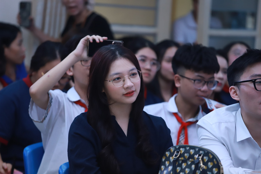 Sự cổ vũ nhiệt tình của khán giả phía dưới là động lực thi đấu cho các đội chơi trên sân khấu. Sự cổ vũ nhiệt tình của khán giả phía dưới là động lực thi đấu cho các đội chơi trên sân khấu.