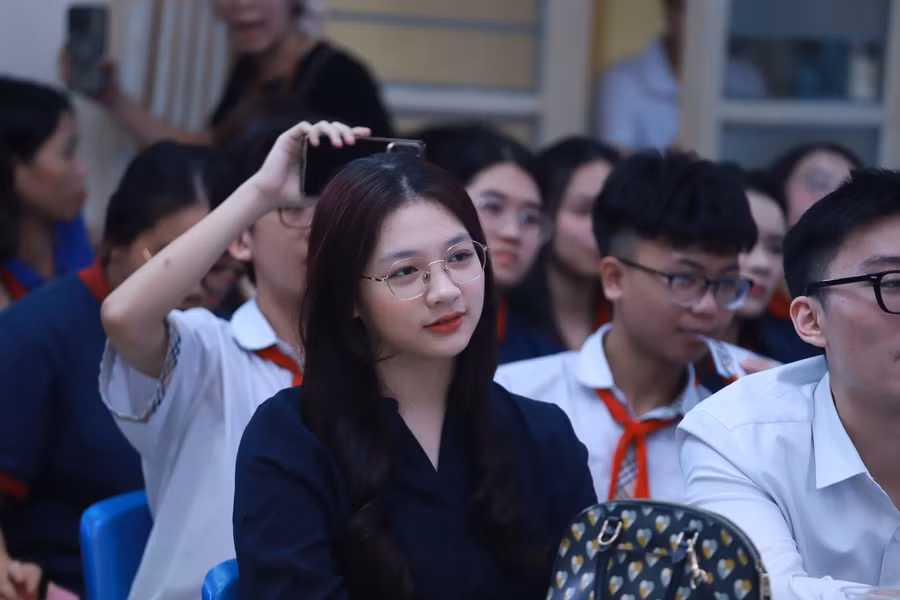 Sự cổ vũ nhiệt tình của khán giả phía dưới là động lực thi đấu cho các đội chơi trên sân khấu.