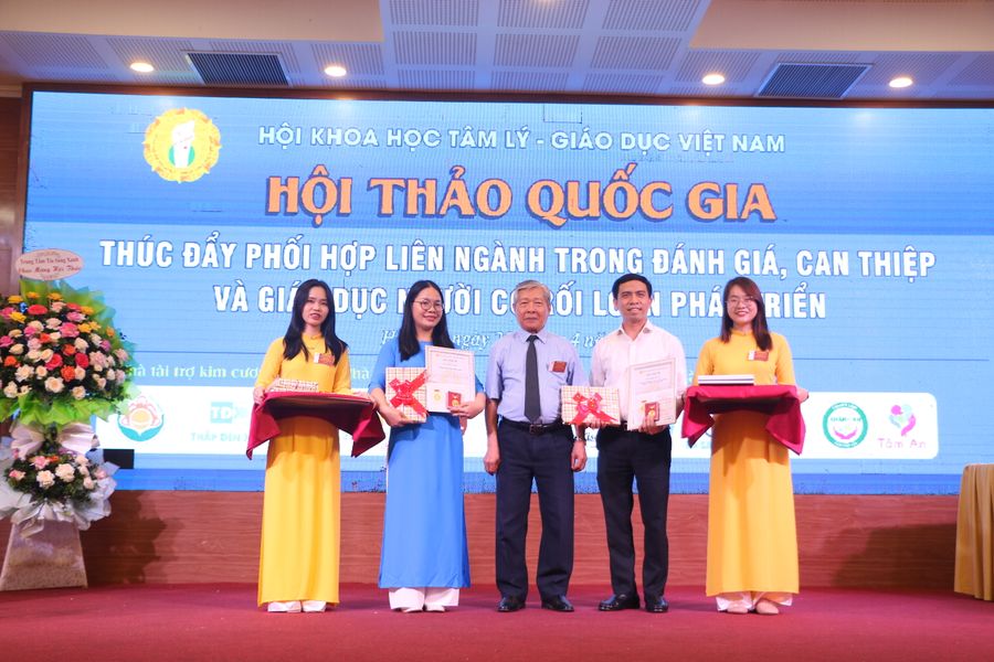 GS.TS Nguyễn Ngọc Phú - Phó Chủ tịch, Tổng Thư ký Hội Khoa học Tâm lý - Giáo dục Việt Nam tặng quà tri ân hai nhà tài trợ kim cương cho hội thảo.