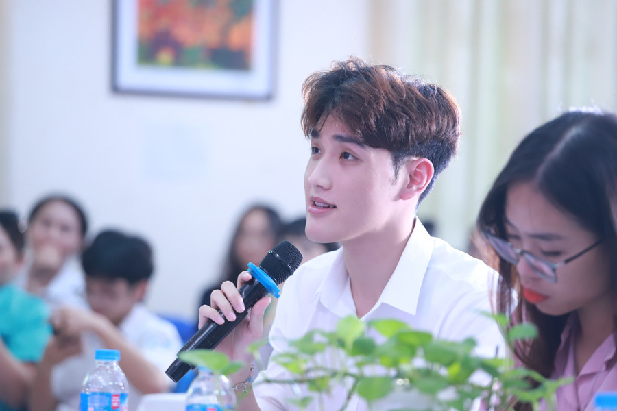 Sự cổ vũ nhiệt tình của khán giả phía dưới là động lực thi đấu cho các đội chơi trên sân khấu. Sự cổ vũ nhiệt tình của khán giả phía dưới là động lực thi đấu cho các đội chơi trên sân khấu.