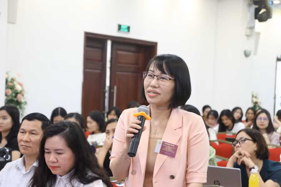 Các đại biểu đến từ Trường ĐH Sư phạm Hà Nội đặt câu hỏi với nhóm chuyên gia từ Nhật Bản về vấn đề hợp tác, chia sẻ kinh nghiệm trong giáo dục người có rối loạn phát triển.