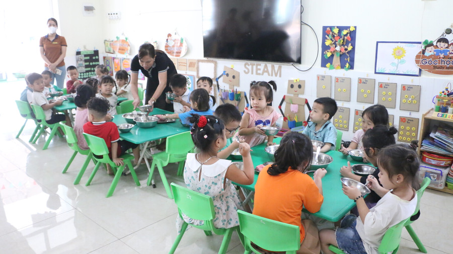 Giờ ăn trưa của trẻ tại Trường Mầm non Hoa Sơn - Ứng Hòa, Hà Nội. Giờ ăn trưa của trẻ tại Trường Mầm non Hoa Sơn - Ứng Hòa, Hà Nội.