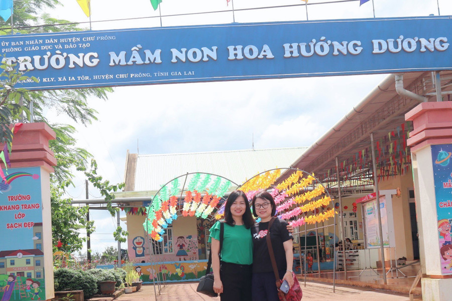 Nhóm tác giả của nhà báo Dương Việt Anh tại điểm trường Mầm non Hoa Hướng Dương, huyện Chư Prông, tỉnh Gia Lai. Nhóm tác giả của nhà báo Dương Việt Anh tại điểm trường Mầm non Hoa Hướng Dương, huyện Chư Prông, tỉnh Gia Lai.