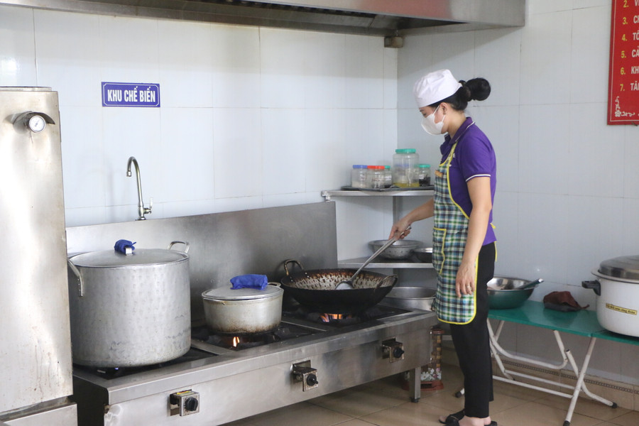 Môi trường làm việc của nhân viên nuôi dưỡng thường xuyên phải tiếp xúc với hơi nóng, tiếng ồn. Môi trường làm việc của nhân viên nuôi dưỡng thường xuyên phải tiếp xúc với hơi nóng, tiếng ồn.