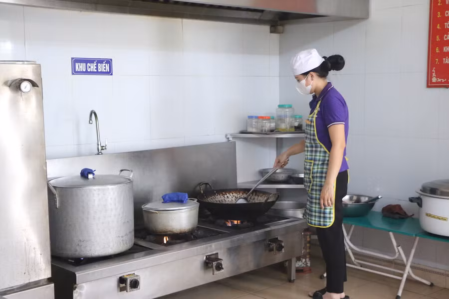 Môi trường làm việc của nhân viên nuôi dưỡng thường xuyên phải tiếp xúc với hơi nóng, tiếng ồn.