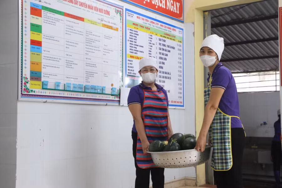 Công việc của nhân viên nuôi dưỡng ở trường mầm non rất nhiều.