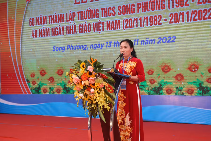 Cô Lưu Thị Mậu - Hiệu trưởng Trường THCS Song Phương ôn lại lịch sử 60 năm hình thành và phát triển của nhà trường.