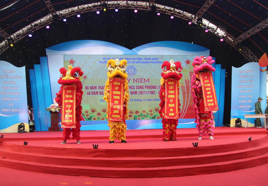 Các tiết mục văn hóa, văn nghệ được biểu diễn tại buổi lễ.