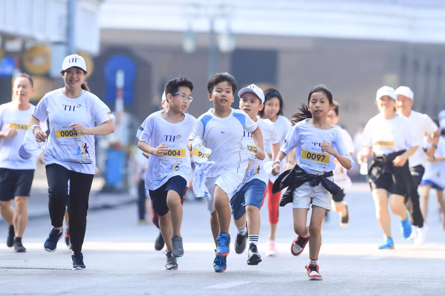 Đông đảo học sinh, phụ huynh, giáo viên cùng tham dự giải chạy S-Race 2022 tại Hà Nội.