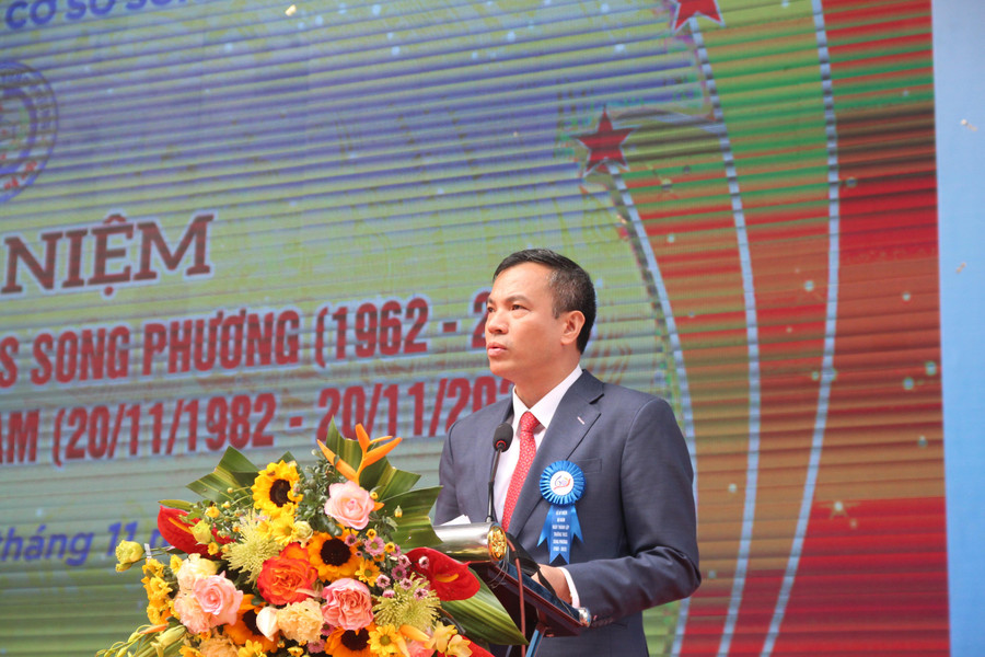 Phó Chủ tịch UBND huyện Hoài Đức Nguyễn Trung Thuận nêu một số nhiệm vụ với nhà trường trong thời gian tới.