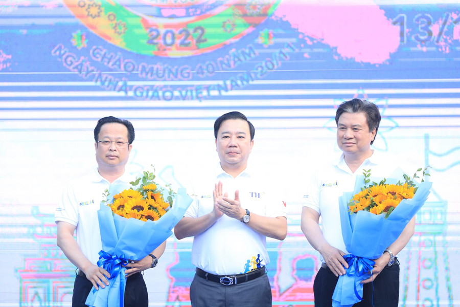 Từ phải qua: Thứ trưởng Bộ GD&amp;ĐT Nguyễn Hữu Độ, Phó Chủ tịch UBND TP Hà Nội Chử Xuân Dũng, Giám đốc Sở GD&amp;ĐT Hà Nội Trần Thế Cương.